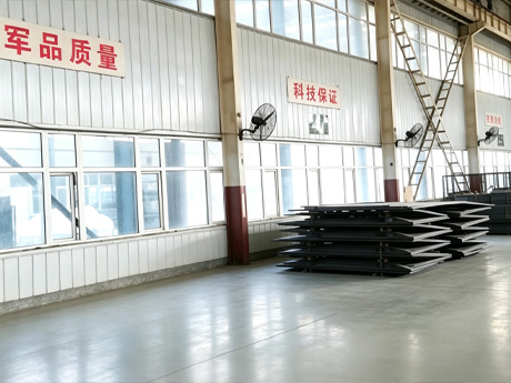 液压升降尾板制造车间